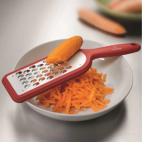 ⁦ויקטורינוקס מגרדת גסה  7611160058010 Victorinox Grater Red⁩ – תמונה ⁦2⁩