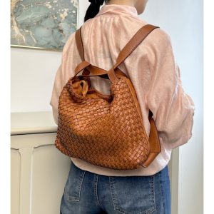 אקווילה תיק עור משובץ רצועת כתף ותיק גב קוניאק מיוצר באיטליה מעור וורה פלא Cuoio