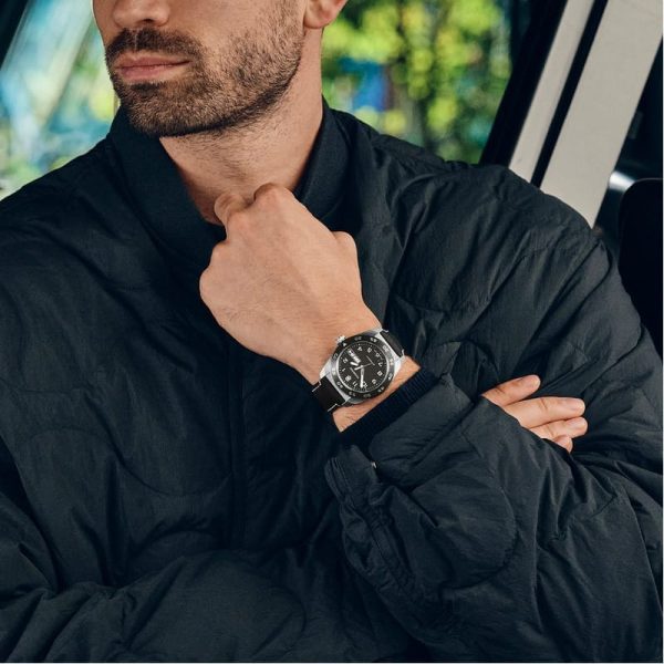 ⁦ויקטורינוקס שעון סוויס ארמי קוורץ victorinox black watch quartz Swiss Army רצועת עור שחורה לוח שחור 42 מ”מ⁩ – תמונה ⁦2⁩