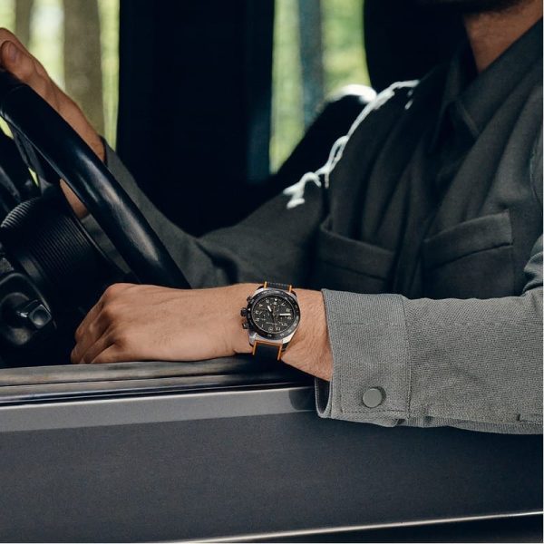 ⁦ויקטורינוקס שעון סוויס ארמי קוורץ כרונו victorinox black watch quartz chrono Swiss Army רצועת גומי שחור כתום לוח שחור 42 מ”מ⁩ – תמונה ⁦2⁩